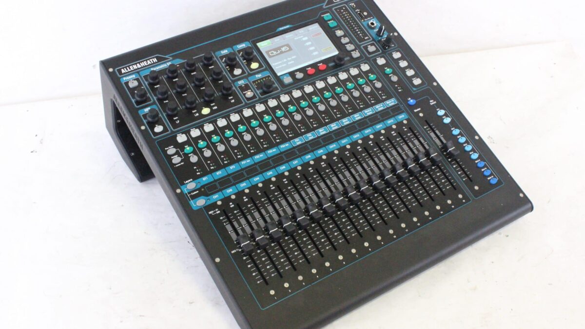 Allen & Heath Qu-16 Digital Mixing System with Flight Case