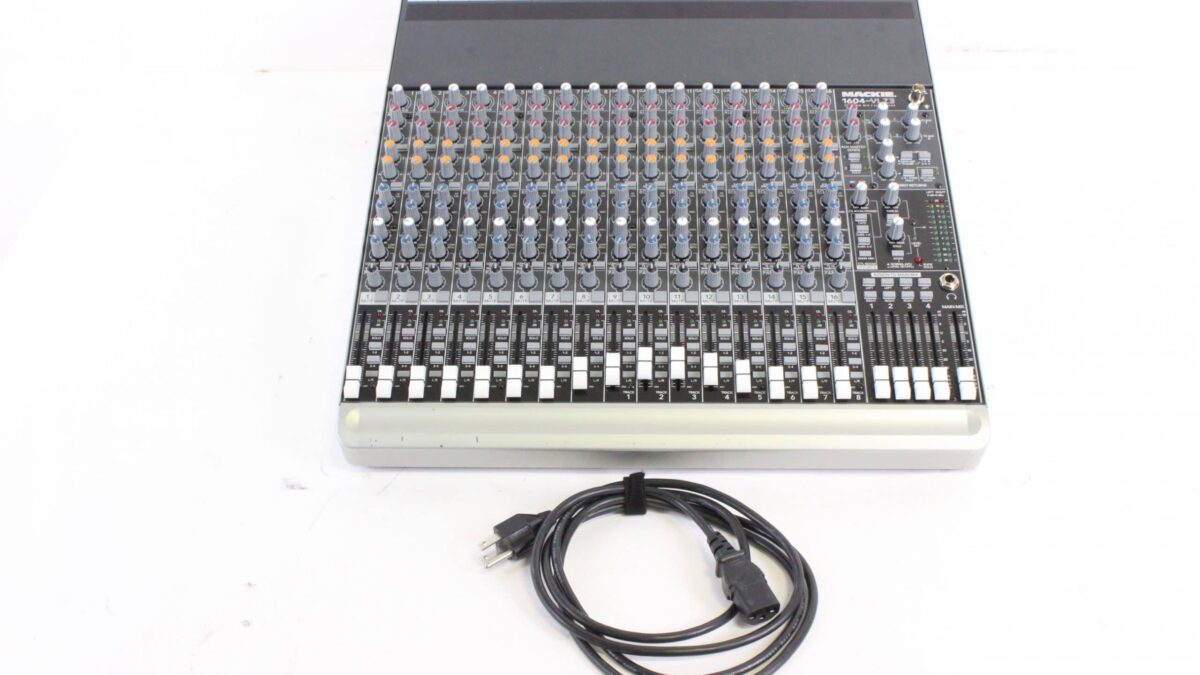 Mackie 1604-VLZ3 16 Channel Mixer in Hard Case