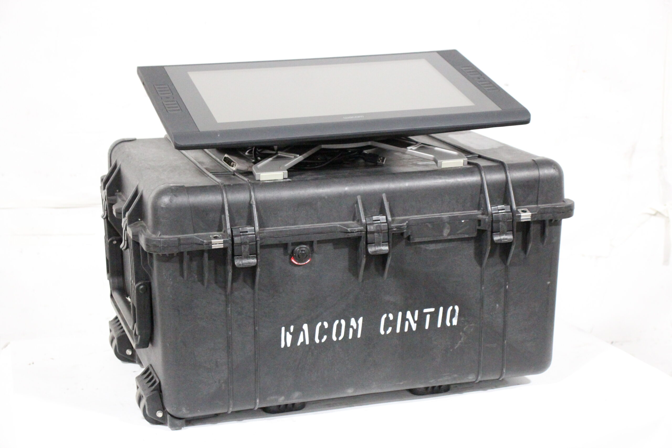 Wacom DTH-2200 Cintiq 22HD Touch LCD Tablet w/ Mount, Stylus, & Pelican  1630 Case