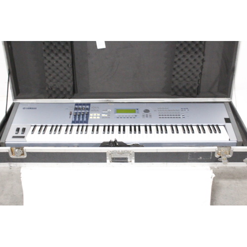 Yamaha Motif XF 8 Production Synthesizer in Hard Wheeled Carrying Case Twist Lock Broken on Hard Case - 10